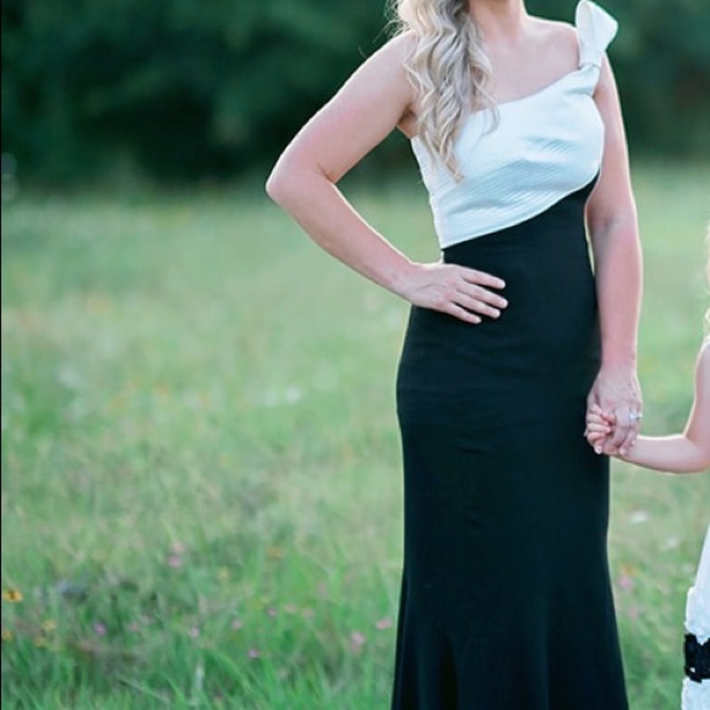 Like New Formal Black/white gown size 6